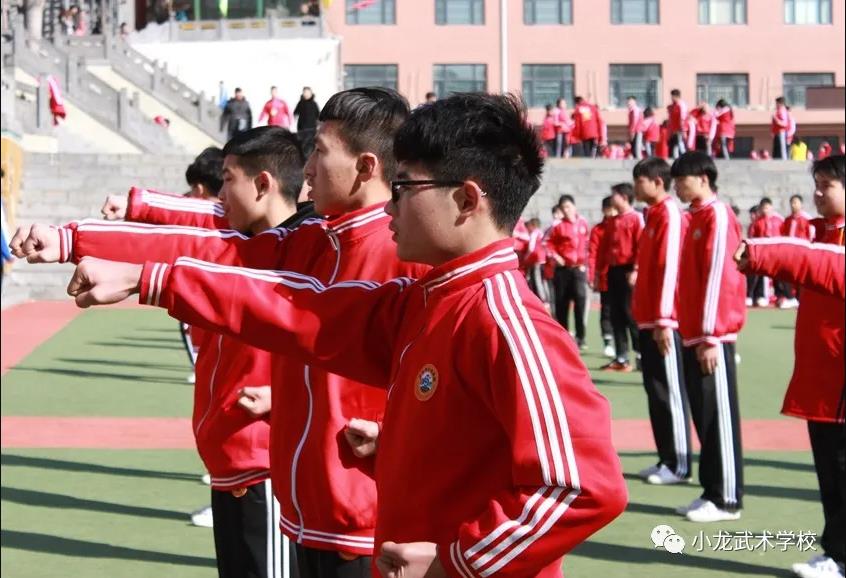 嵩山少林武校學(xué)費包括孩子的吃、住、學(xué)嗎？河南武校學(xué)費一年收取多少錢？