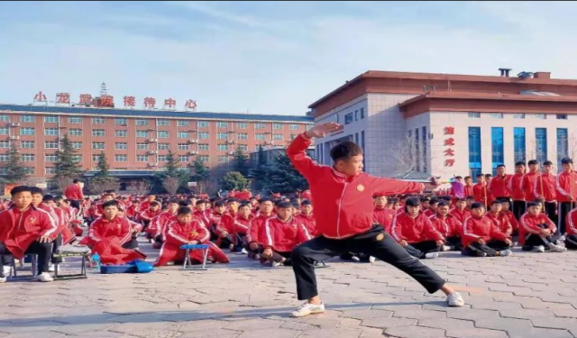 河南嵩山少林文武學(xué)校是封閉式管理嗎？可以入校參觀嗎？