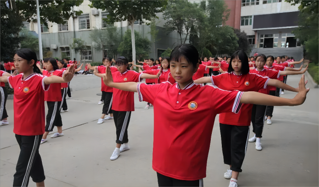 嵩山少林學校現(xiàn)在招生的條件和費用？15歲的女孩學武晚嗎？