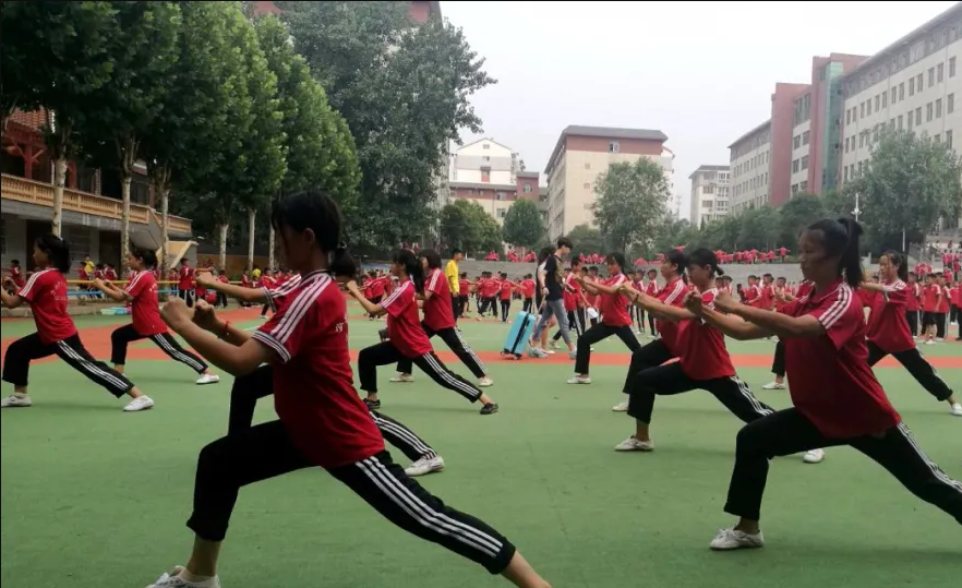 河南嵩山少林武校招收女學(xué)生嗎？女生適合學(xué)武術(shù)嗎？