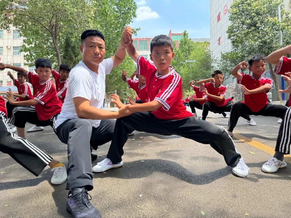 汗水鑄武夢，拼搏詮青春——小龍武校高托套路三部學(xué)子全力備戰(zhàn)第76屆校運(yùn)會