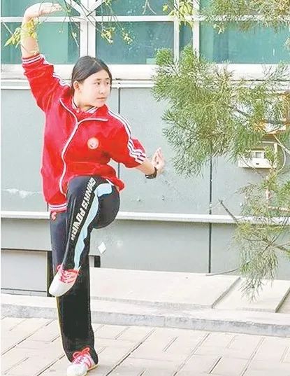 今日《鄭州日報(bào)》文體新聞版頭題報(bào)道少林小龍武校競訓(xùn)套路代表隊(duì)學(xué)生何埡梅的武學(xué)逐夢之路