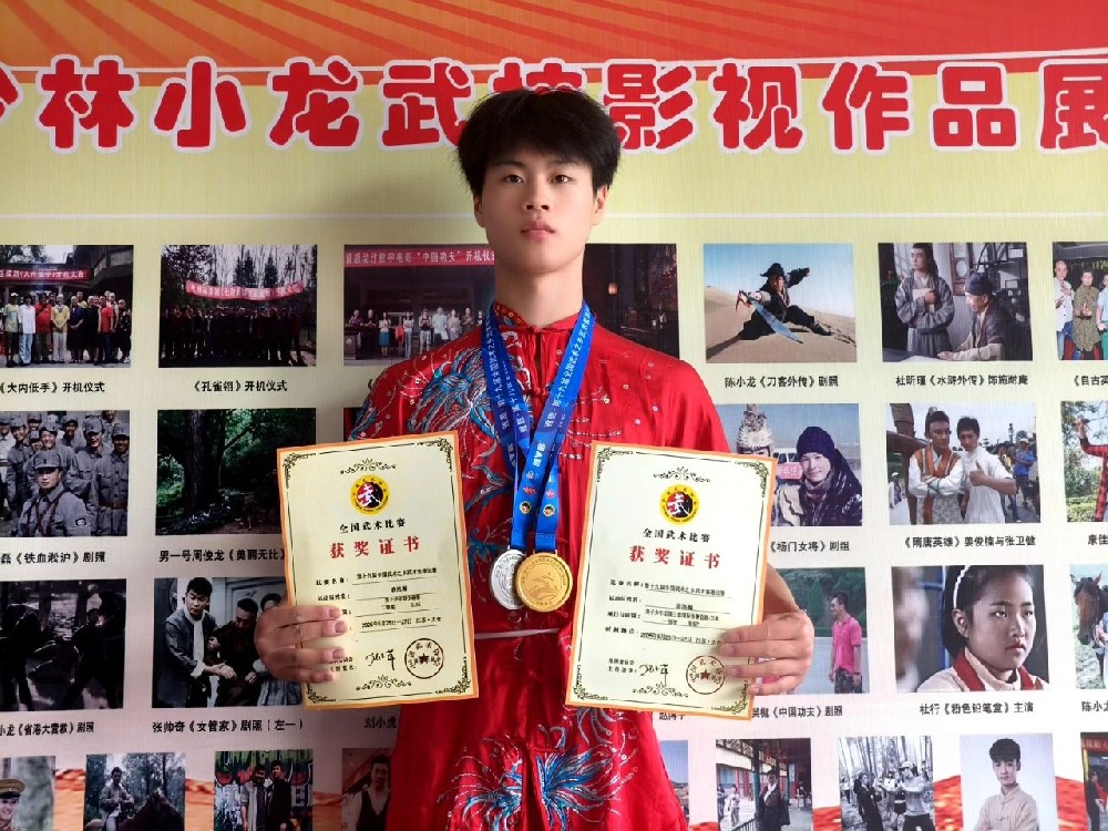 少林小龍武校表演部學(xué)生袁洛瀚武途勵(lì)志展鋒芒