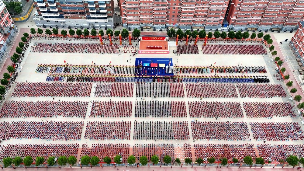 青春似火燃賽場 武韻飛揚(yáng)展風(fēng)華——登封市少林小龍武術(shù)學(xué)校第76屆運(yùn)動會盛大開幕